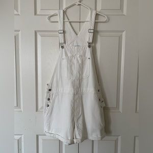 Old Navy Denim cuffed Shortall
Side button entry, adjustable shoulder straps.